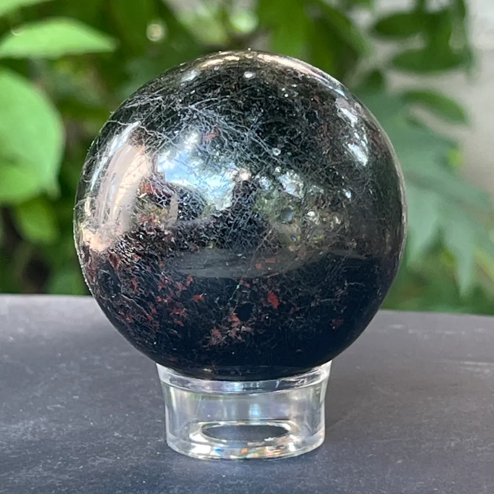 Sphère de tourmaline noire de Madagascar Modèle 1