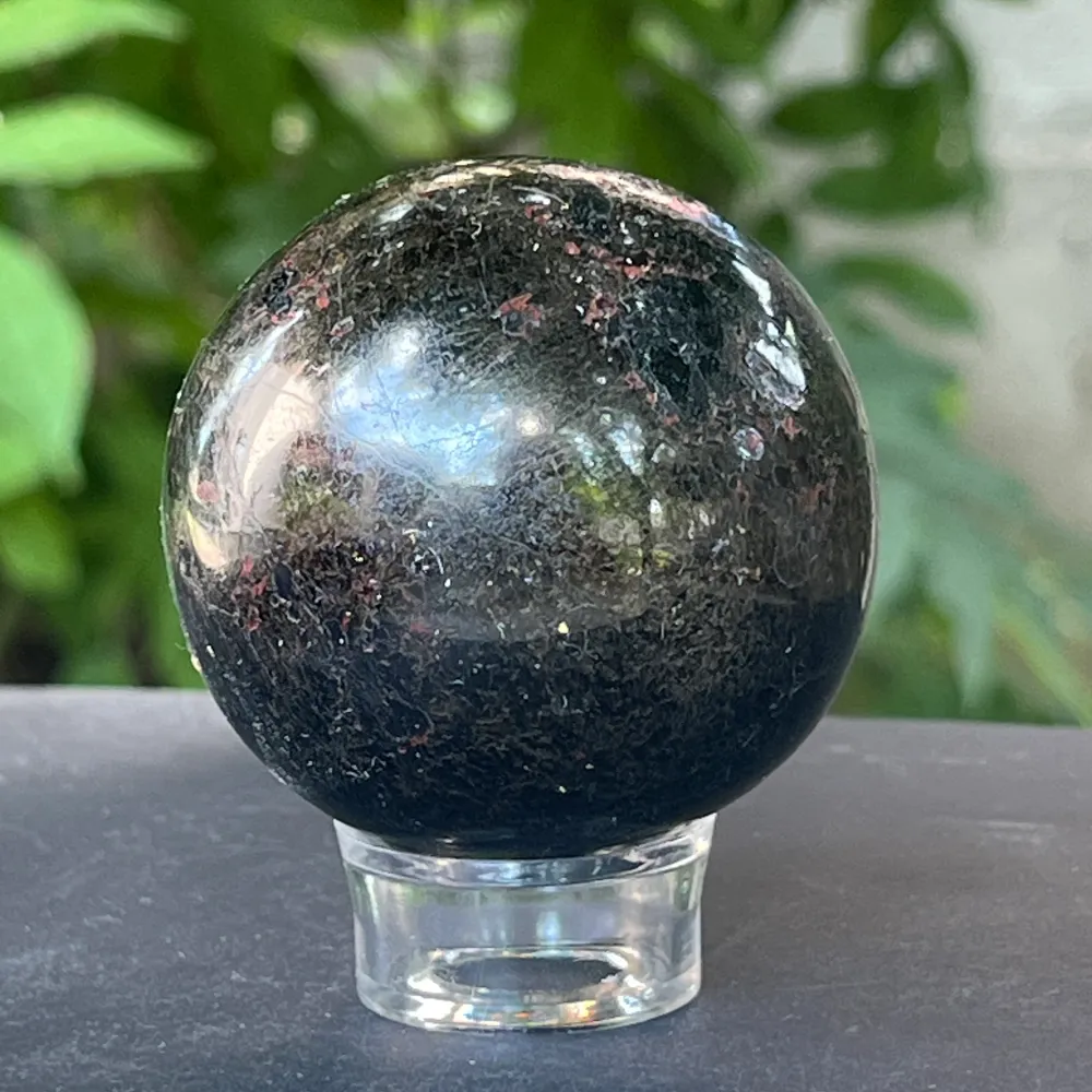 Sphère de tourmaline noire de Madagascar Modèle 1