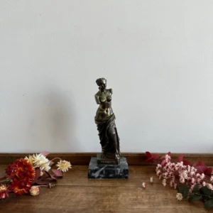 Statuette en métal signée sur socle en marbre