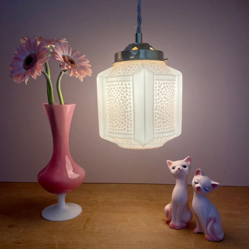 Suspension globe vintage art déco en opaline rose pâle.