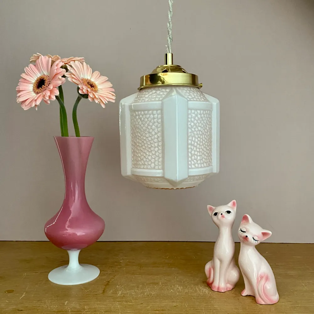 Suspension globe vintage art déco en opaline rose pâle.