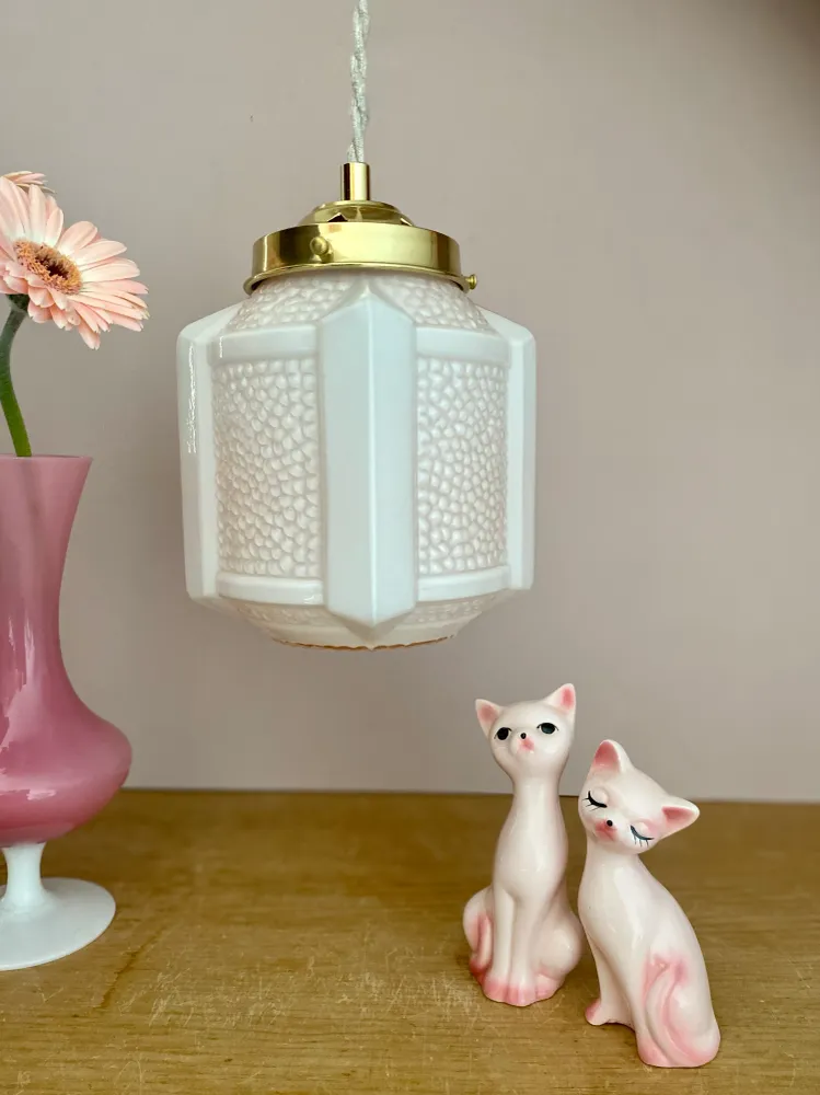 Suspension globe vintage art déco en opaline rose pâle.
