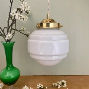 Suspension globe vintage en opaline blanche