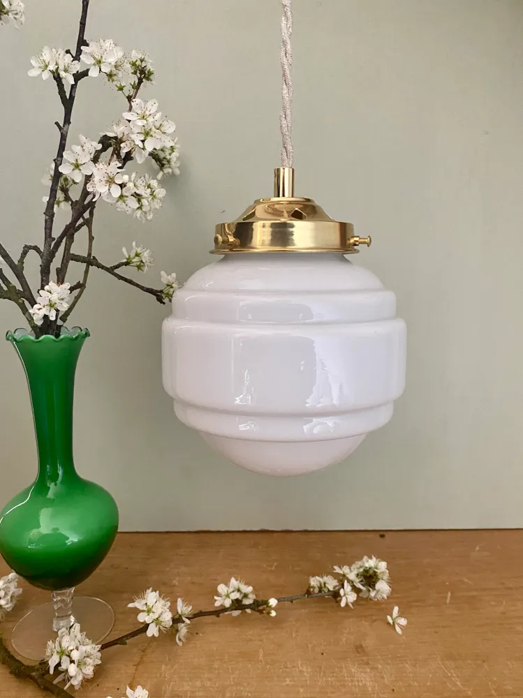 Suspension globe vintage en opaline blanche