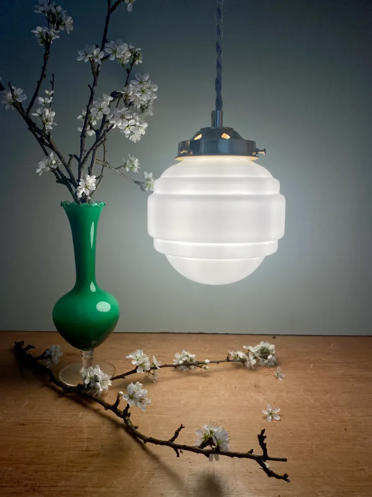 Suspension globe vintage en opaline blanche