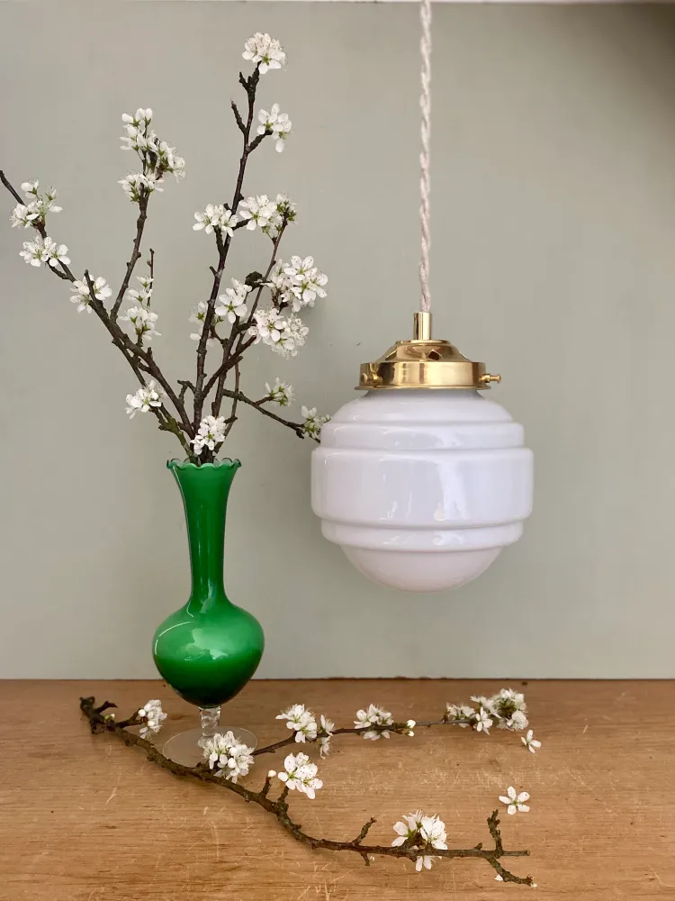 Suspension globe vintage en opaline blanche