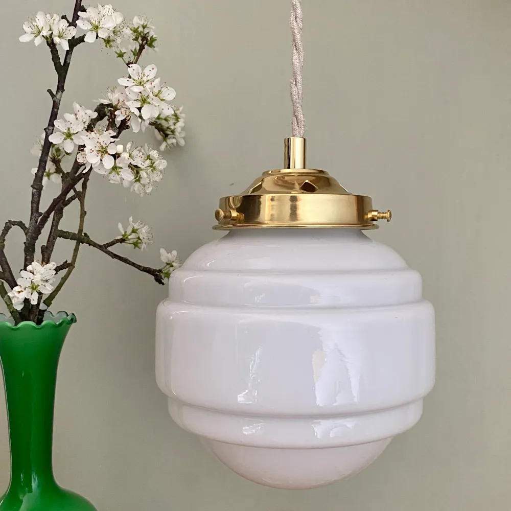 Suspension globe vintage en opaline blanche