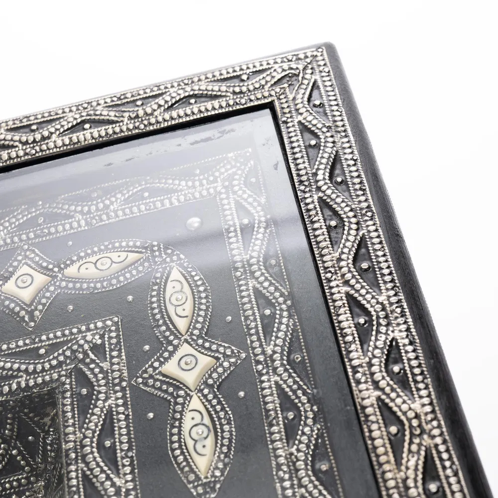 Table marocaine en bois plaqué maillechort et os blanc
