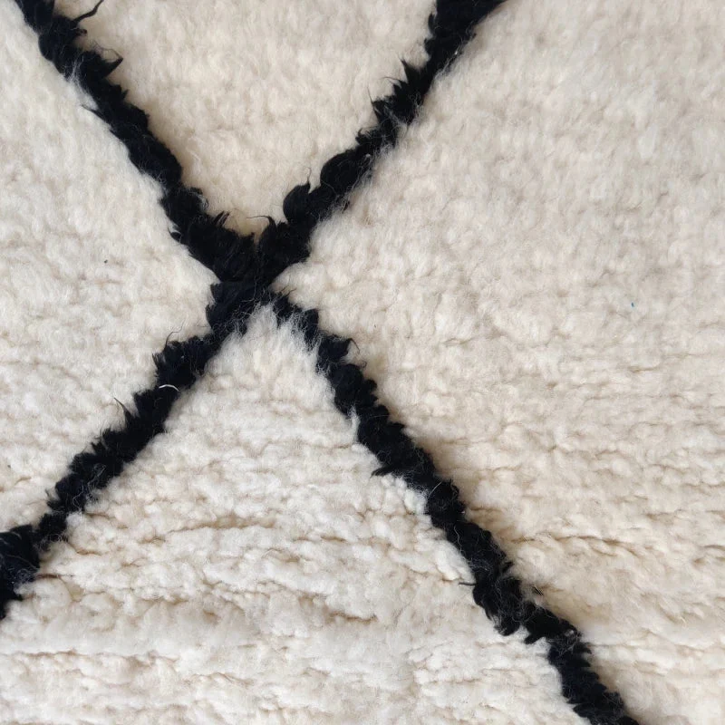 Tapis berbère à losanges noirs Manal - Sur mesure
