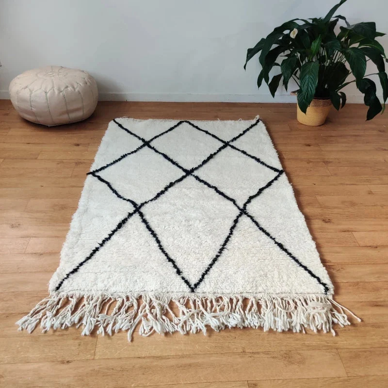 Tapis berbère à losanges noirs Manal - Sur mesure