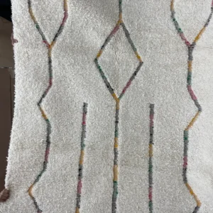Tapis marocain Beni Ouarain blanc cassé à motifs multicolores 170x250 cm