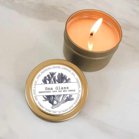 Verre de mer | Bougie de soja de la collection Petite Gold The Bathing Raven