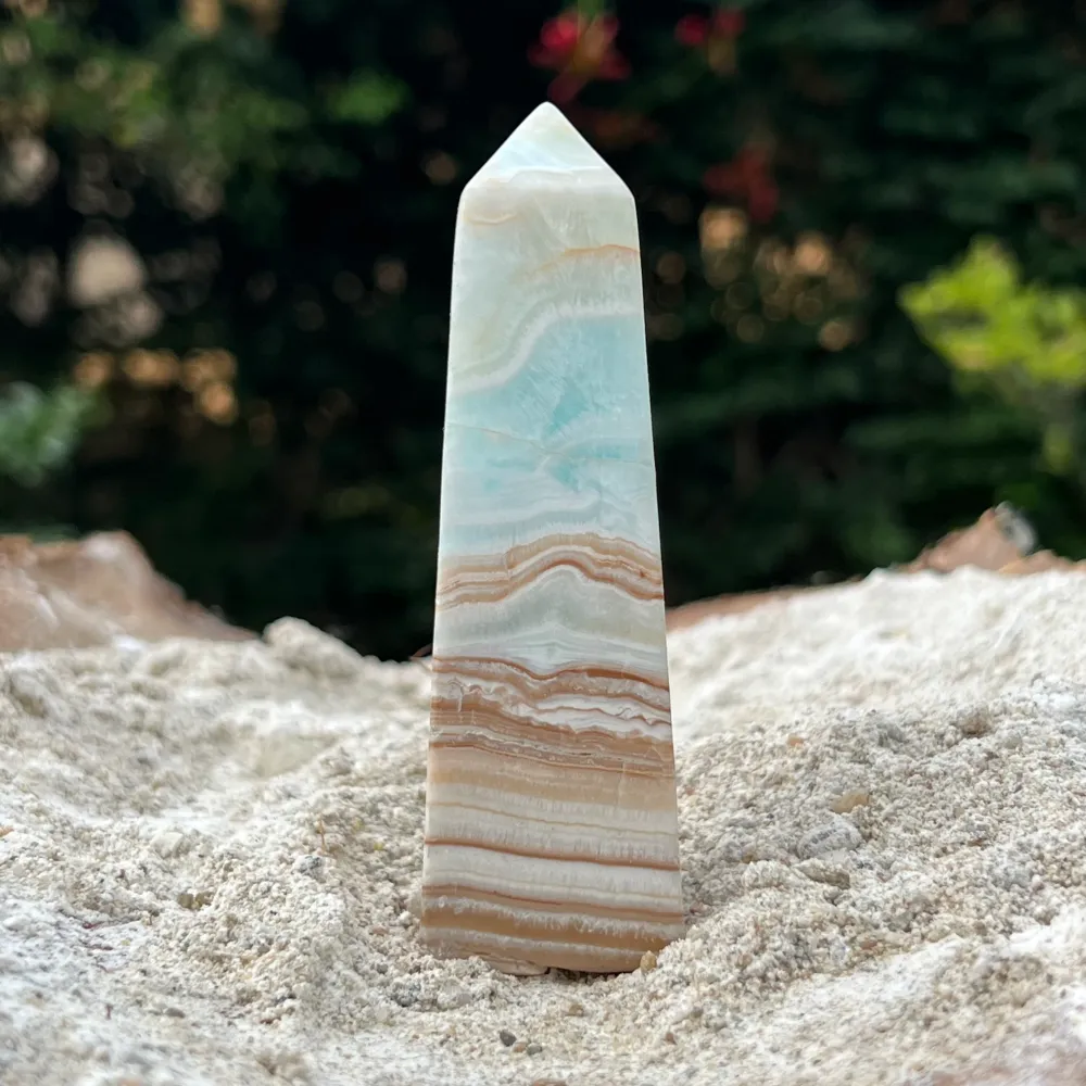 Tour/obélisque en calcite bleue des Caraïbes m2
