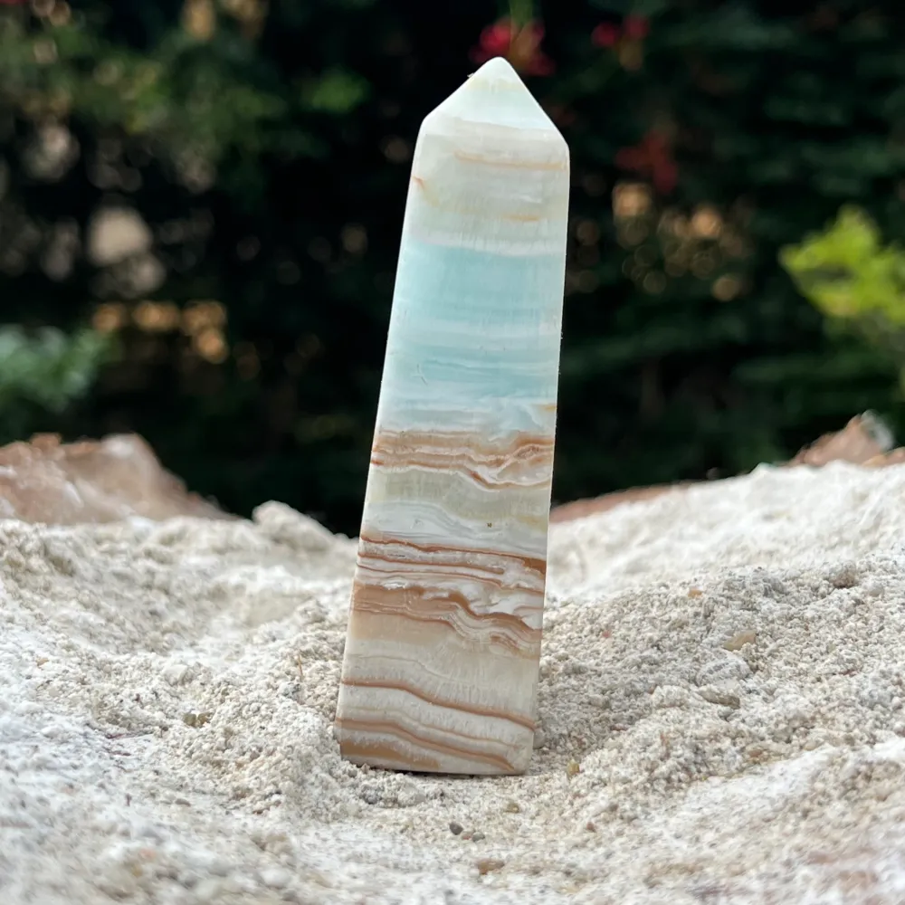 Tour/obélisque en calcite bleue des Caraïbes m2