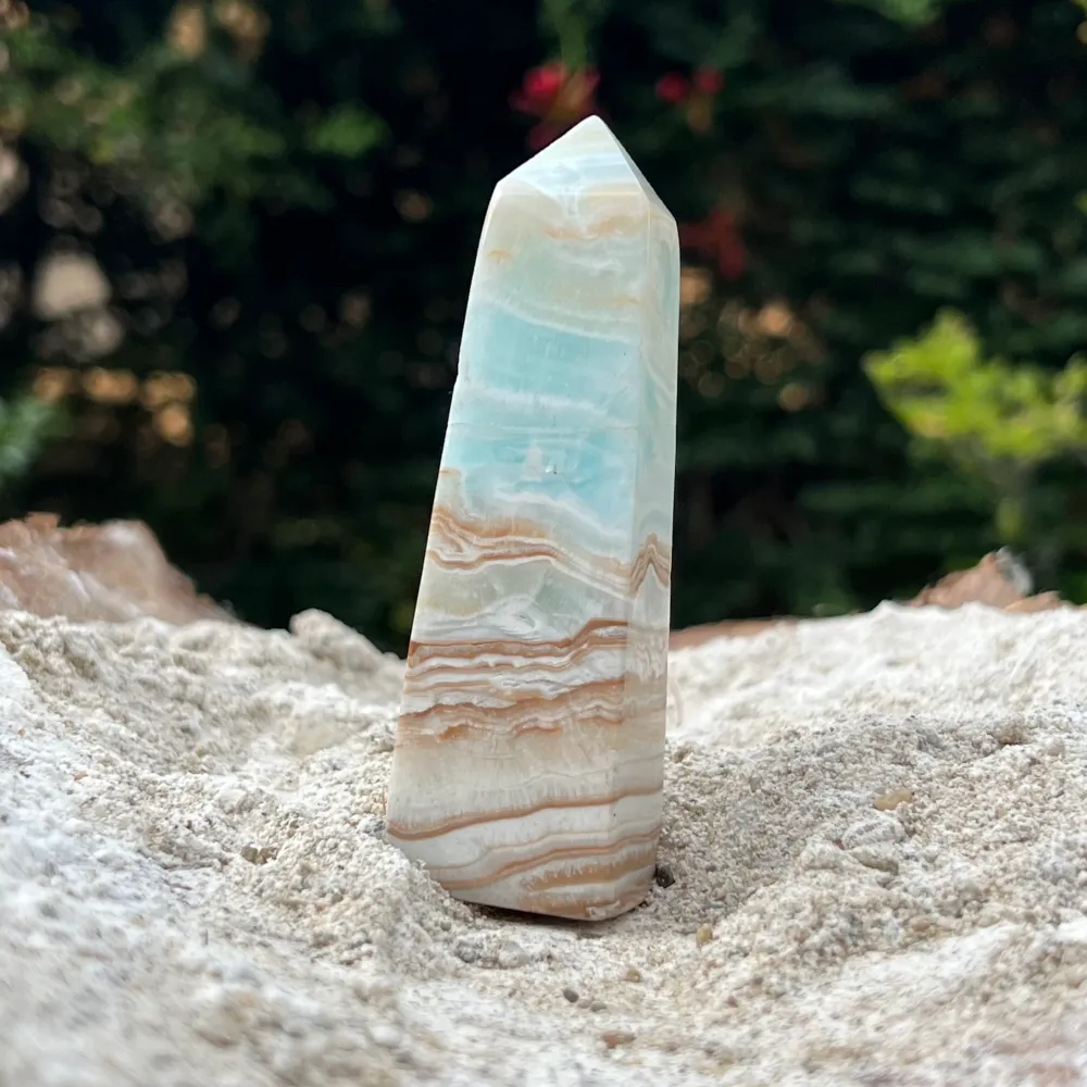 Tour/obélisque en calcite bleue des Caraïbes m2