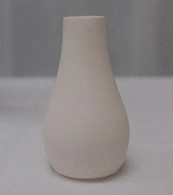 Vase allongé en jesmonite