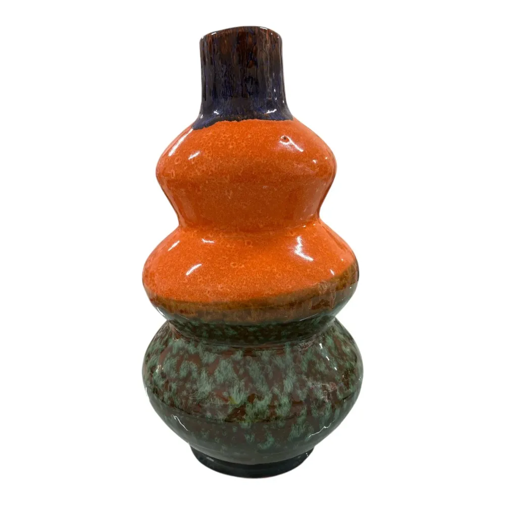Vase en céramique fabriqué à la main : formes douces et couleurs éclatantes