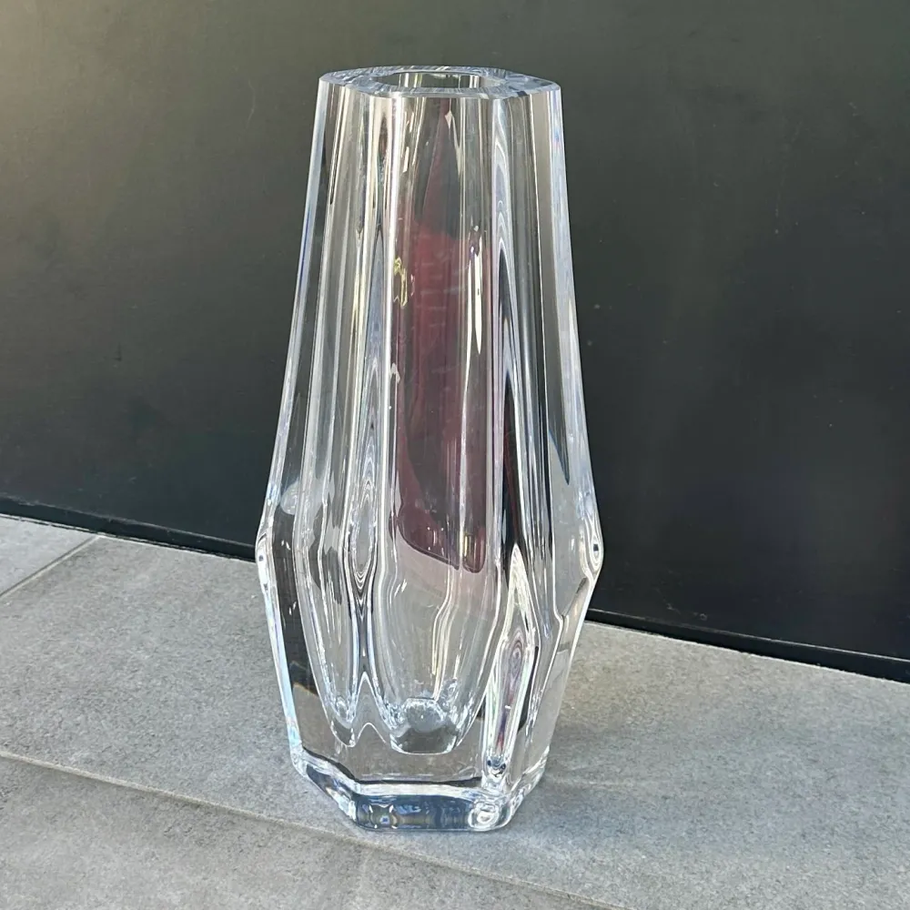 Vase en cristal hexagonal signé Daum France – 35 cm – Cristal clair Made France