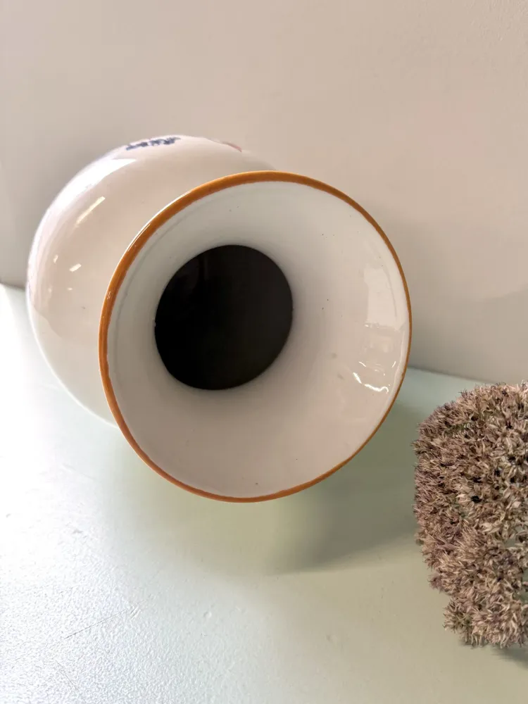 Vase en faïence avec frise florale