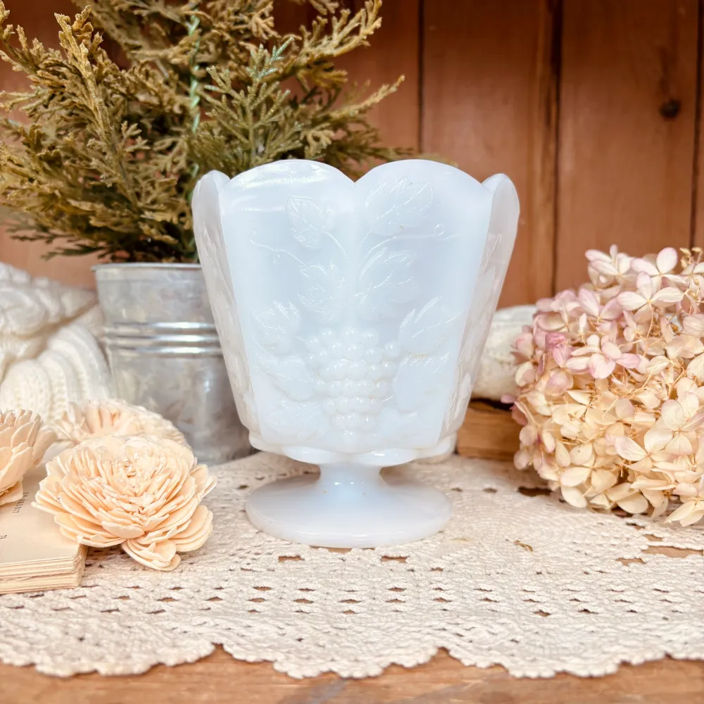 Vase sur pied en milkglass Vintage