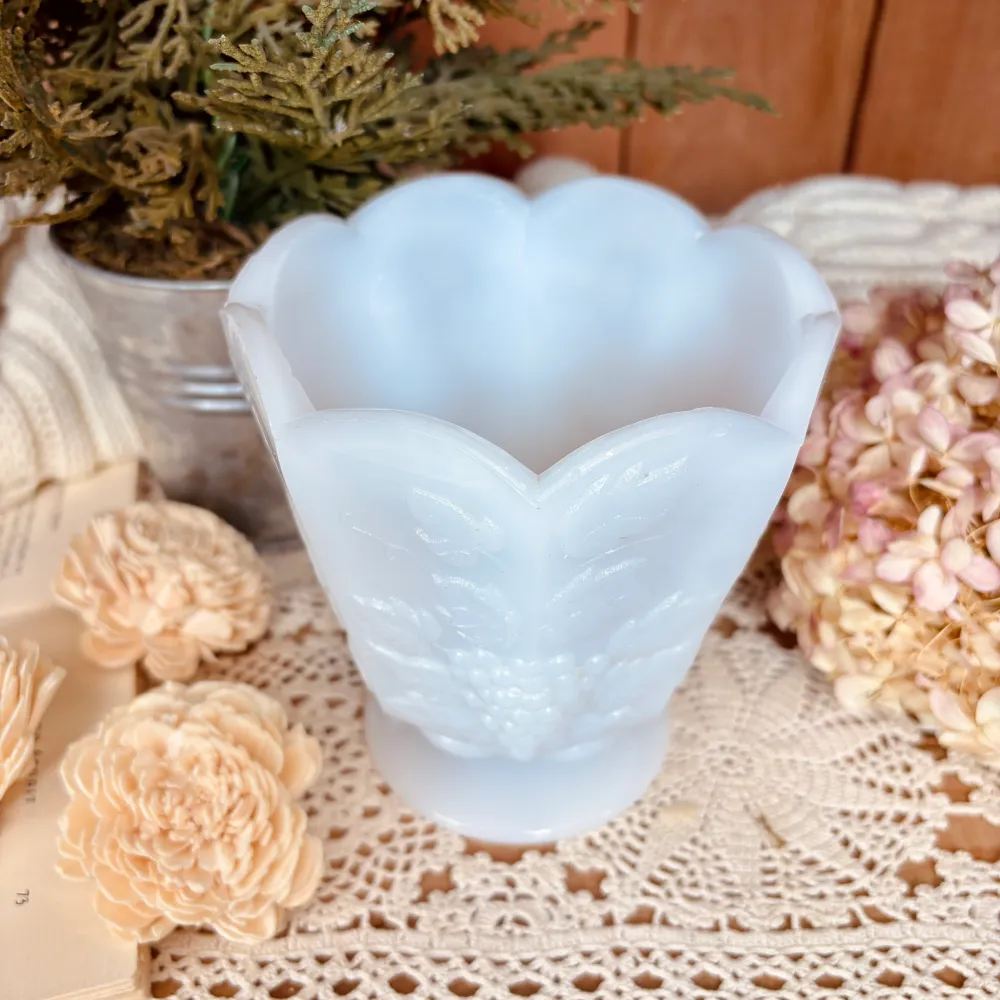 Vase sur pied en milkglass Vintage