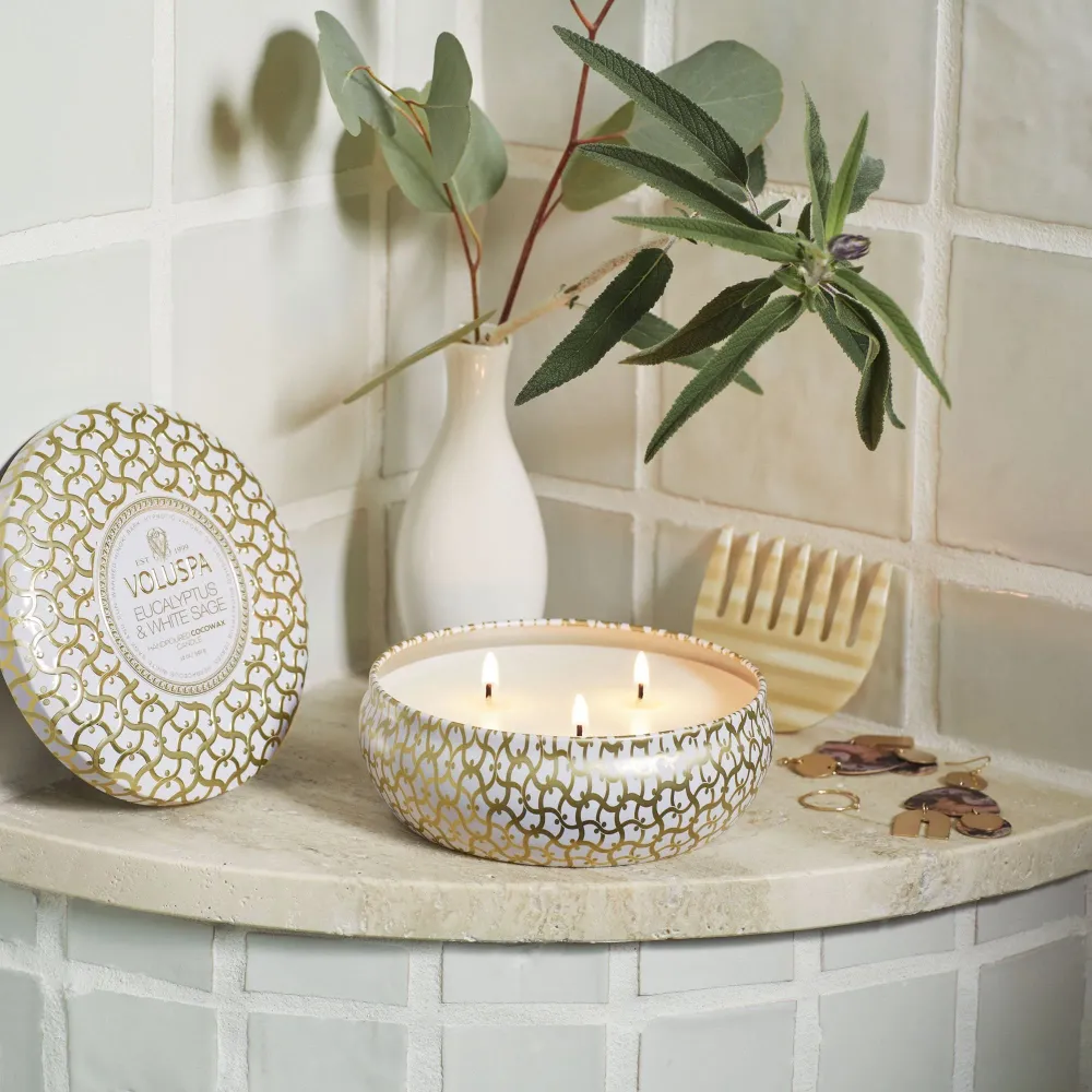 Voluspa Bougie Parfumée à 3 Mèches Eucalyptus & White Sage | Boîte avec Couvercle