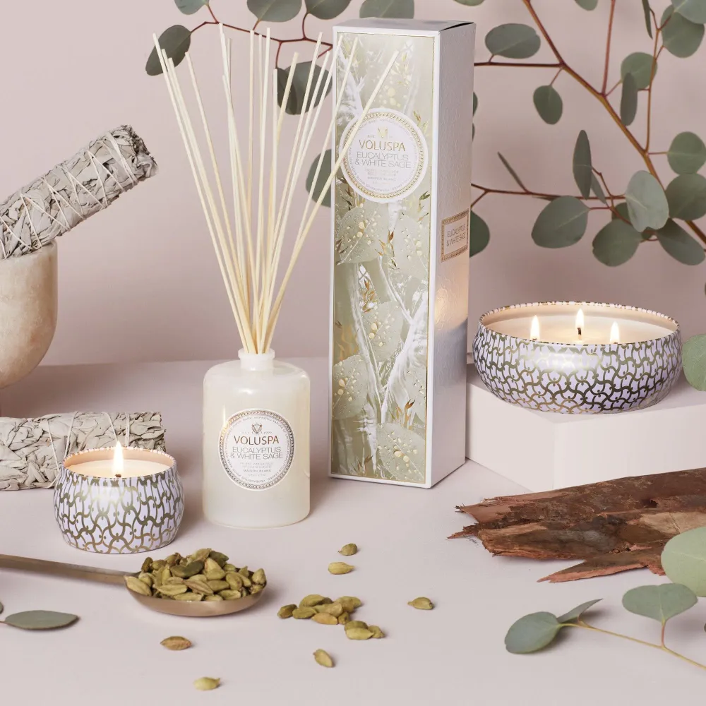 Voluspa Bougie Parfumée à 3 Mèches Eucalyptus & White Sage | Boîte avec Couvercle