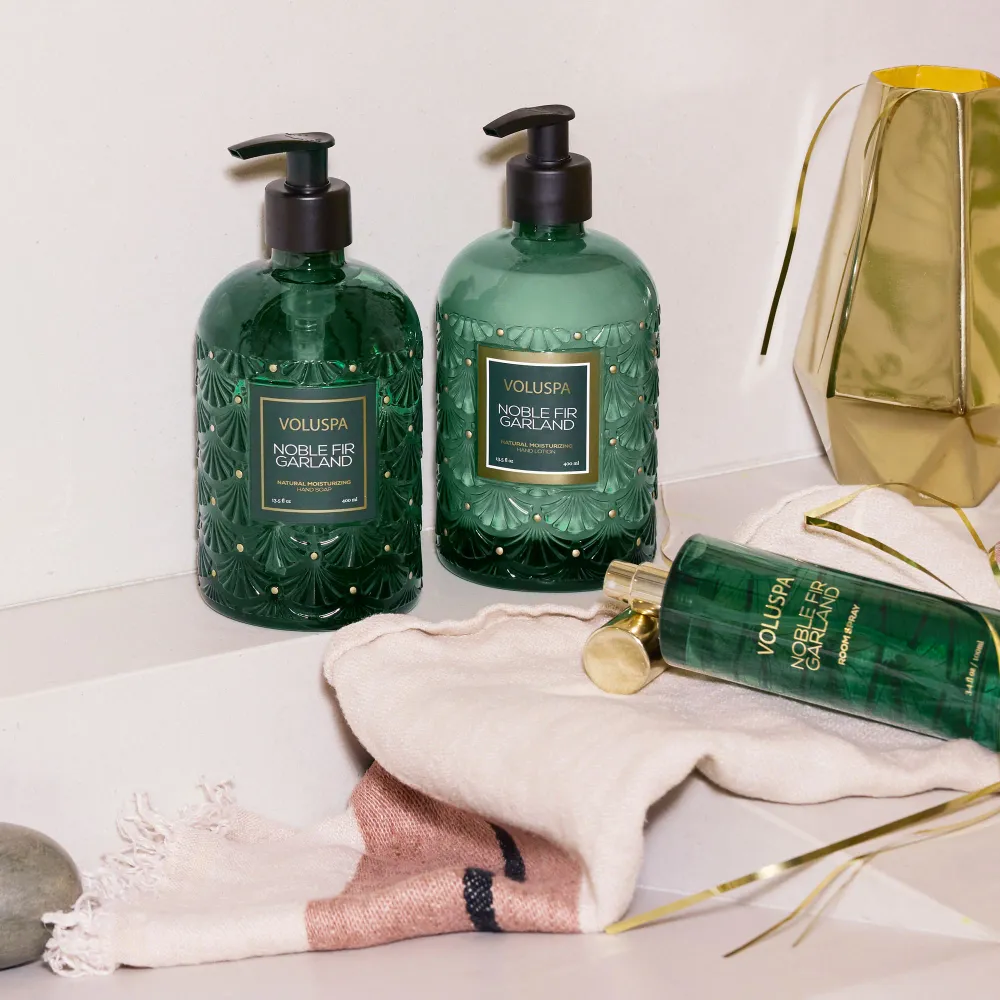 Voluspa Parfum d’Intérieur Noble Fir Garland dans un flacon en verre raffiné