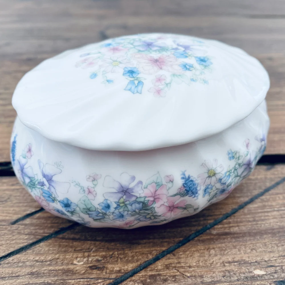 Wedgwood Boîte à bijoux ovale « Angela (bord cannelé) »