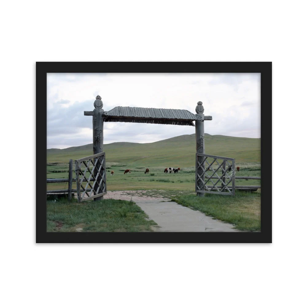Poster mit Rahmen - La porte des steppes de Mongolie Young Han Song