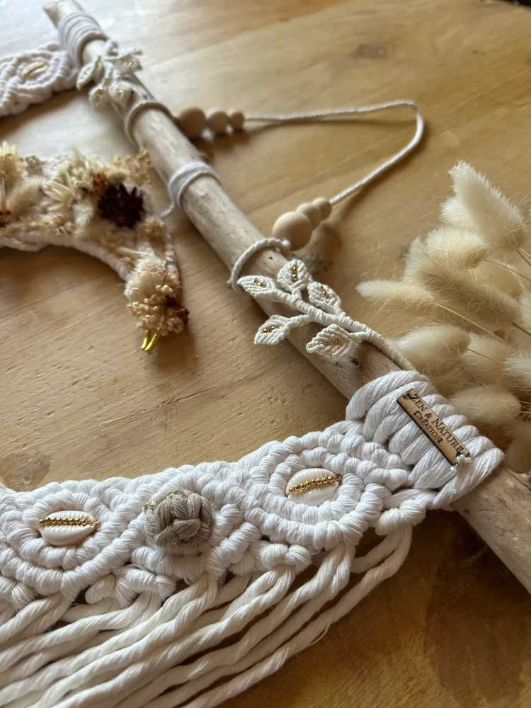 Tissage d’art artisanal Sawan mural | macramé fleurs cauris Zen et Nature Création