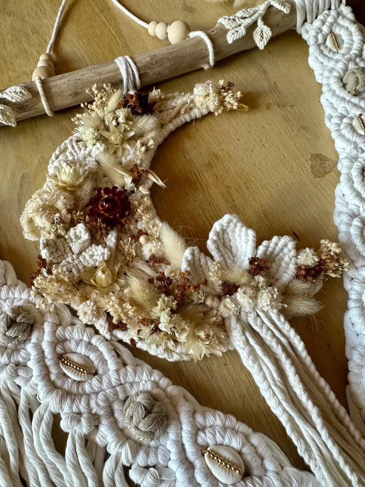 Tissage d’art artisanal Sawan mural | macramé fleurs cauris Zen et Nature Création
