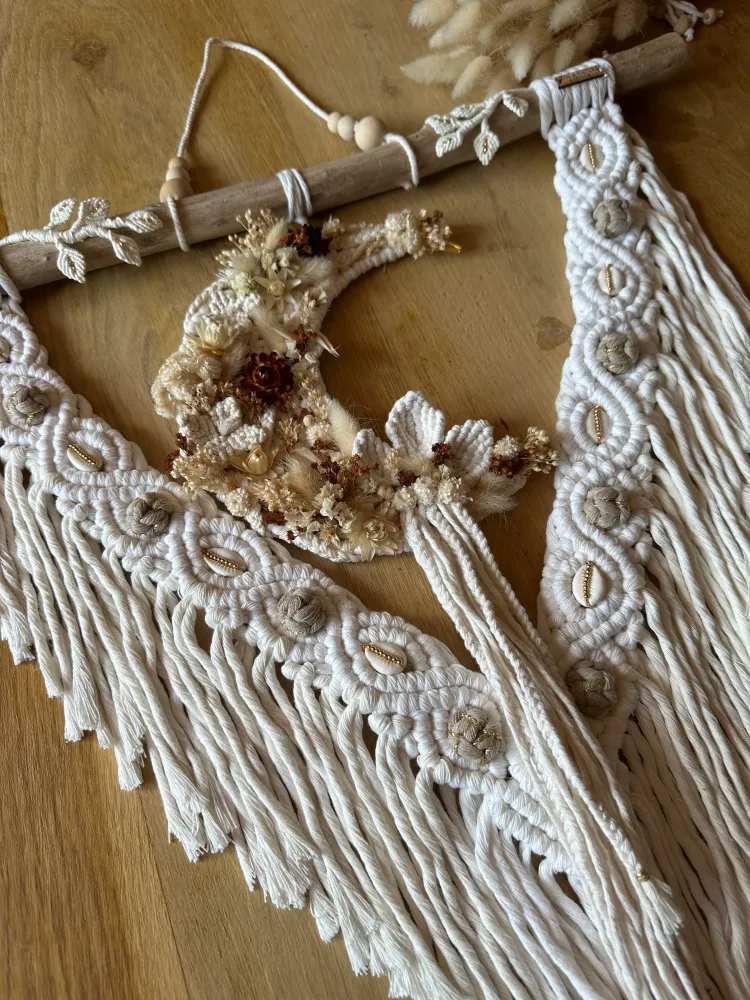 Tissage d’art artisanal Sawan mural | macramé fleurs cauris Zen et Nature Création
