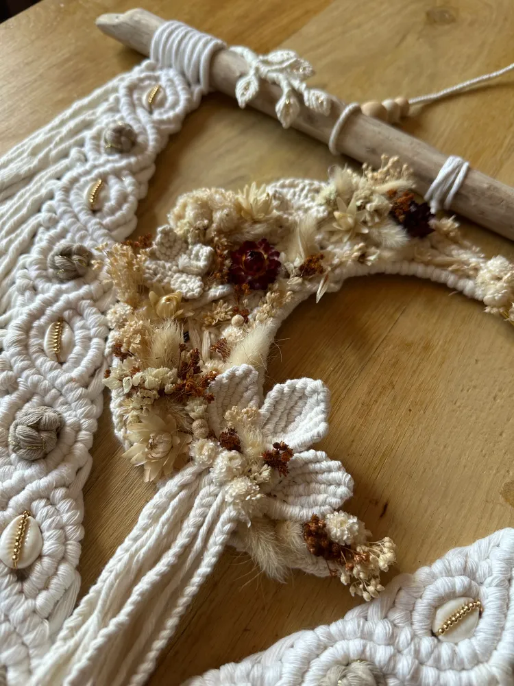 Tissage d’art artisanal Sawan mural | macramé fleurs cauris Zen et Nature Création